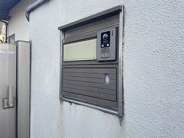 【Post】ある程度大きい郵便物でも投函できるポスト付！