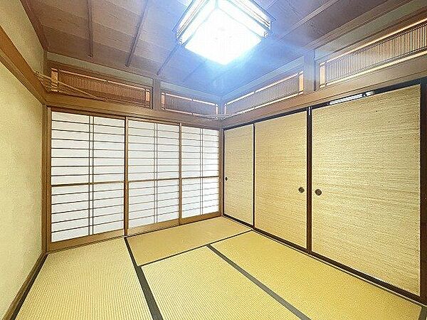 【japanese-style room】リビング横の和室6帖。扉を開放すれば、より広い空間に♪
