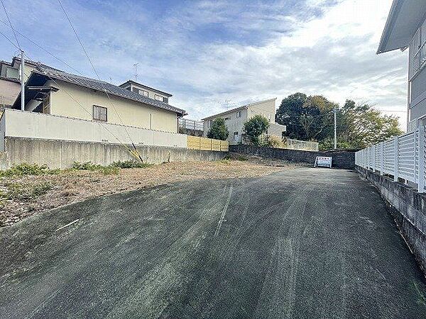 【garden】【parking space】西側の宅地も含めての売買となりますので、駐車場としても何台も停められます♪
