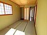 室内：【japanese-style room】畳のいい香りが漂いそうな素敵な和室。心地のいい日差しと畳のいい香りの空間で癒しのひとときを楽しんでください！