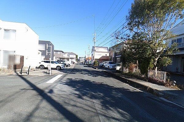 【Front road】歩道もある、幅に余裕のある前面道路。区画整理され、運転しやすいエリアです♪