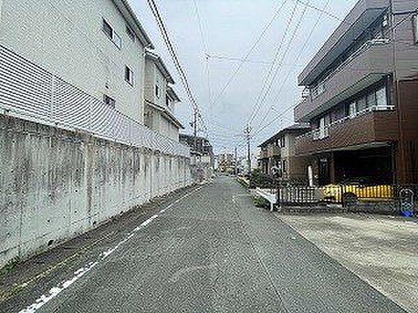 【Front road】前道幅員約6.0ｍの見通しのよい直線道路です。閑静な住宅地なので安心して暮らせますね。