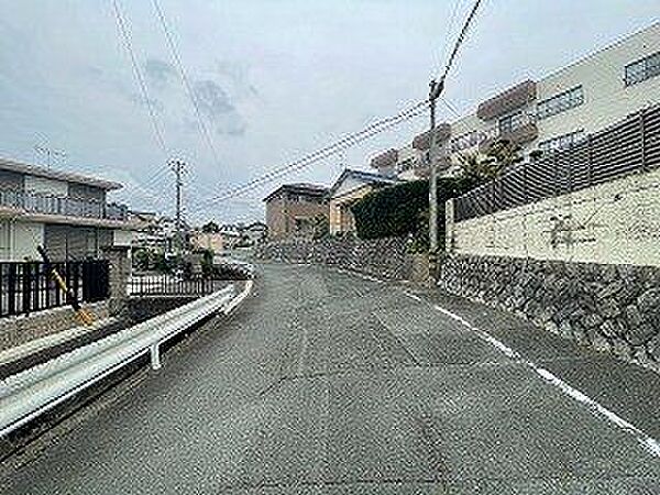 【Front road】コンビニ、スーパー、郵便局、ドラッグストアなど周辺環境充実のエリアです。