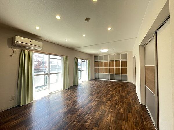 【Master bedroom】主寝室です。ご夫婦お二人のプライベートシーンを演出する、やすらぎとくつろぎの空間です♪