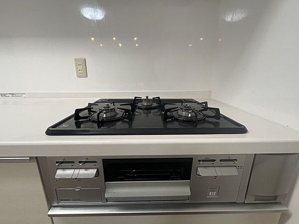 【Gas stove】グリル付き3口ガスコンロです。キッチンは家族の絆を育む大切な空間。シンプルで使い易いシステムキッチンで愉しく作る料理は愛情のある美味しいご馳走に！