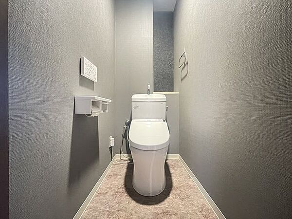 【toilet】トイレです。タオルリングやペーパーホルダーがついていて便利です。