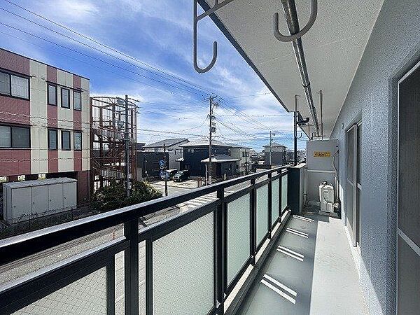 【balcony】バルコニーです。ワイドなので毎日のお洗濯も楽々ですね♪