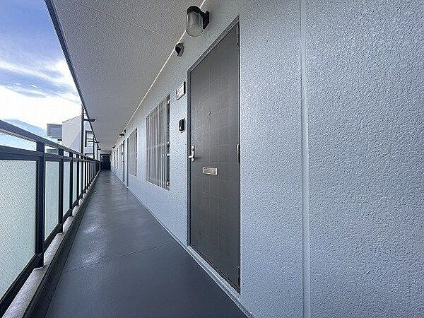 【Shared hallway】共有廊下です。広々としているのですれ違う際も安心です。