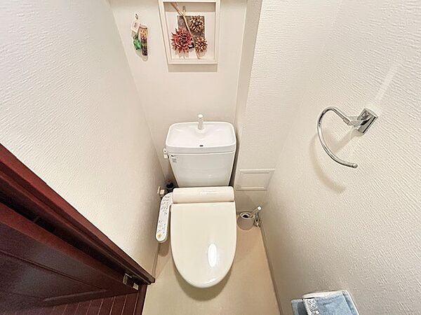 広くて深い手洗鉢付き、シンプルな機能を搭載したモデルです、収納も完備されており、トイレ関連のものはトイレ内に仕舞う、適材適所の収納がポイント。トイレットペーパーやその他の小物も隠すことができます♪