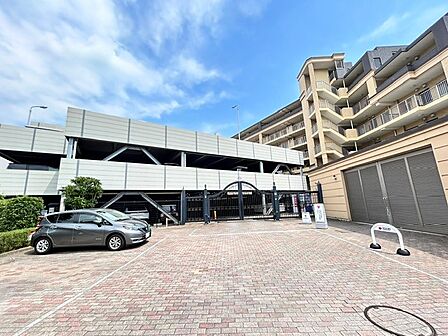 駐車場が100%設置で使用料が無料の区画が多く、車を所有する世帯にとっては月々の総コストが競合より1.5万から2万円近く安くなります。