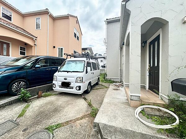 敷地内には駐車場も完備。お家を出てからすぐに乗車できるため、通勤はもちろんの事、日々のお買い物や、ご家族での旅行など様々なシーンで活躍します。