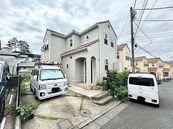 陽光を浴び照らされた美しい煌めきのフォルムが、周りの風景に馴染みながらも存在感を際立たせております。もちろん、その中にもどこか優しさを感じさせるカラーを採用し、住まう人を優しく包み込みます。