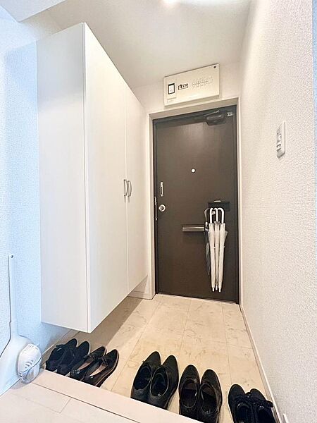 玄関の床から浮かせてフロートタイプの玄関収納です。足元にスペースがあることで実際よりも空間を広く見せます。また、背の高いトール型玄関収納でも圧迫感を減らしすっきりさせることができます♪