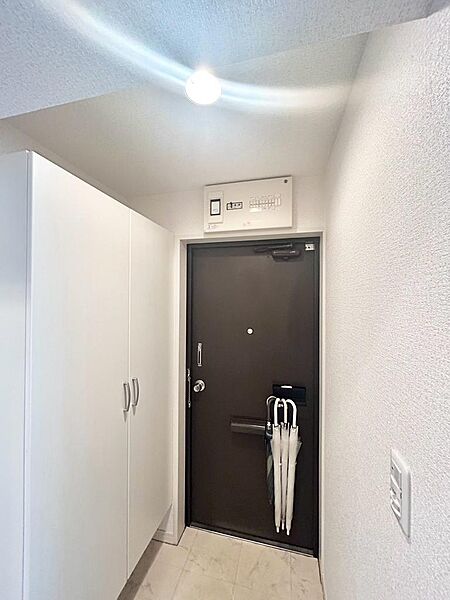 スイッチを手で操作する必要がなく、帰宅時に重い荷物を抱えているときでも自動的に明かりがつきます。また、外出の際も自動で消えるため、明るい状態のままで外出ができます。節電の効果も期待できます。