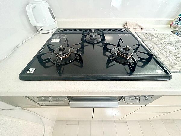 三口コンロで時短調理。同時に沢山の料理が調理でき、焼く・蒸す・煮るの工程を同時進行で進めることができます。また、コンロの数が多いだけではなく、同時に3種類の火力を使い分けでき、料理好きにはお勧めです。