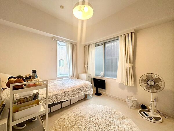 角部屋の大きな特徴は、他の住戸との設置面が少なく、両側が他の住戸と接している物件に比べ、騒音リスクが軽減されます。他人の生活音を気にしなくて良く、自身の生活音も干渉されることが少なくなります♪