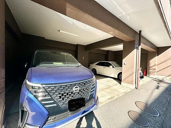 敷地内には駐車場も完備。お家を出てからすぐに乗車できるため、通勤はもちろんの事、日々のお買い物や、ご家族での旅行など様々なシーンで活躍します。