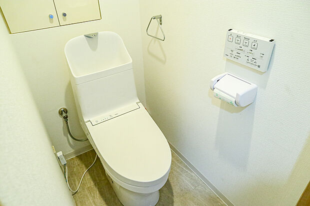 白を基調としたトイレは清潔感あるプライベート空間を演出します。 