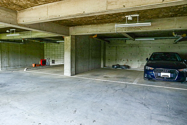 敷地内に設けられた駐車スペース。