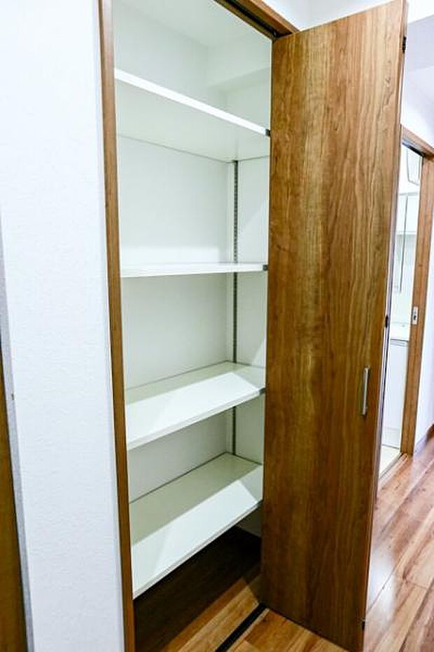 空間を効率的に利用し収納スペースを確保。扉付きのためスッキリとした室内にできます。