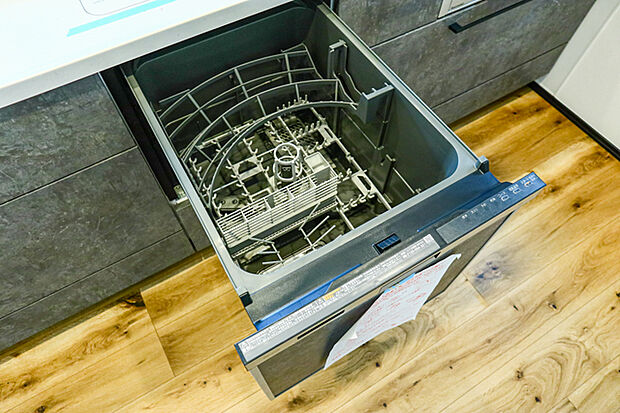 食器洗浄乾燥機　食器の後片付けに便利な食器洗浄乾燥機を標準装備。ビルトインタイプなので見た目もスッキリ、特に共働き世帯のご家族には必須品です。
