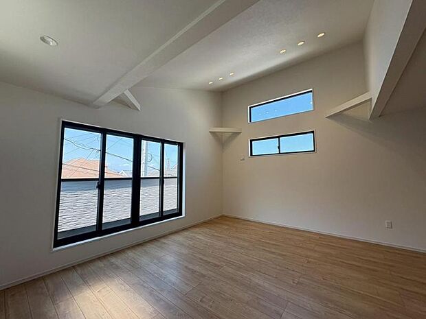 約19.2帖のLDKはソファーやダイニングテーブルを置いてもゆとりのある広々リビングです。ご家族みなさんで寛げる空間をぜひ現地で体感してみてください。