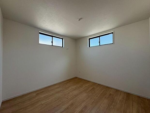 日々の疲れを癒してくれる主寝室。自由度が高いので家具のレイアウトでお好みの空間を創りだせます。