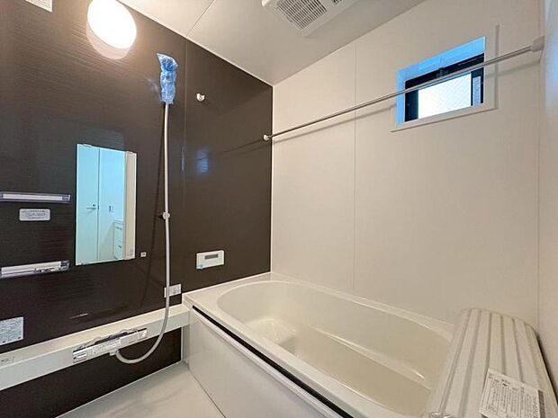 美しいツヤとなめらかな肌ざわり。水や汚れをはじき汚れにくくお掃除ラクラクの浴槽です。浴槽へもまたぎやすいよう配慮されています。