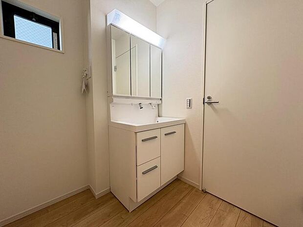 清潔感と機能性を備え一日の始まりと終わりを心地よく演出してくれるパウダールームです。