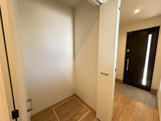 玄関にある大きな収納は、お子様のベビーカーやパパのゴルフバッグ、ママの靴をたくさん置いてもまだまだ余裕たっぷりです。