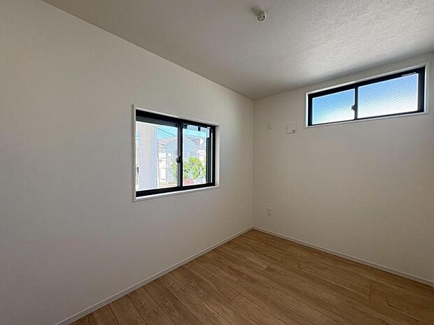 家族個々の安らぎの空間。誰もが好みで飾れるシンプルな室内に仕上げてあります。