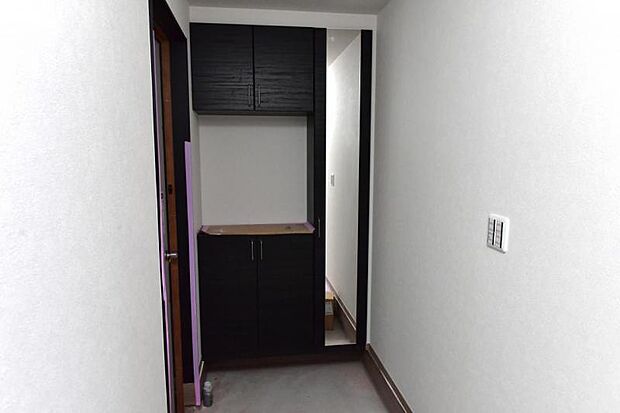 一日の始まりと終わりはこちらの玄関から。今後ご家族の「行ってきます」「ただいま」が行き交う空間となるでしょう。