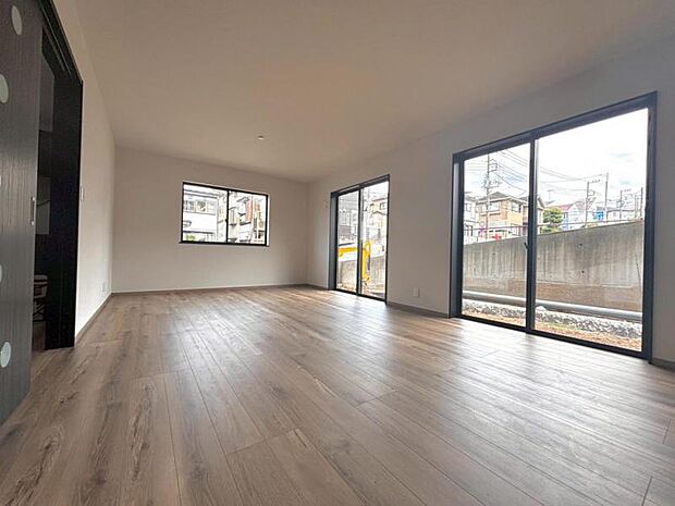 家族が集まるリビングは、ゆったり空間に。明るい陽射しと風が入る窓配置が安らげる空間を演出します。