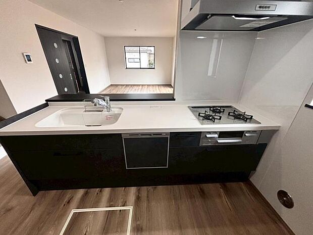 広々としたキッチンスペース。食洗機と浄水器が付き、収納力のあるキッチンは料理が捗ります。カップボートや冷蔵庫を置いても十分なスペースができます。