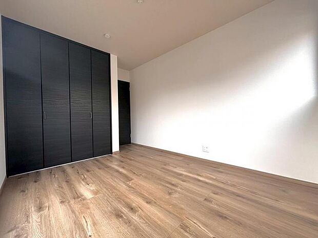 家族個々の安らぎの空間。誰もが好みで飾れるシンプルな室内に仕上げてあります。