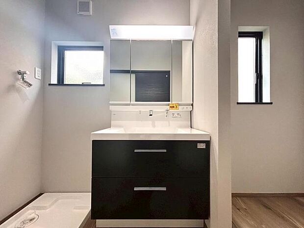 洗面室は、しっかりとしたスペースを確保。上質な温かみを持つカラーで統一されています。ワイドな洗面台は収納力もありいつでもすっきりとした洗面室に。