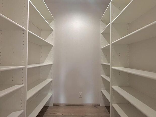 空間を効率的に利用し収納スペースを確保。一日の始まりと終わりを美しく演出します。