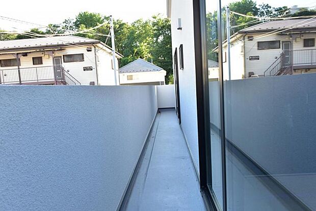 使い易いバルコニー。やわらかな陽射し・心地よい風。どこまでも広がる空の下、限りない開放感を味わえる空間です。