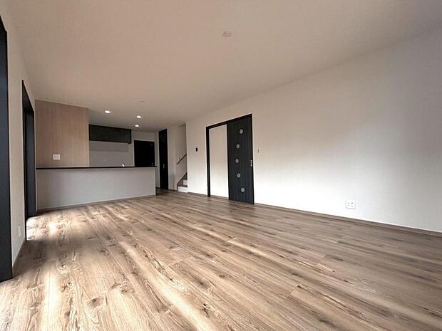 窓から注がれる光で家族とのコミュニケーションも明るくなりそうな居室です。