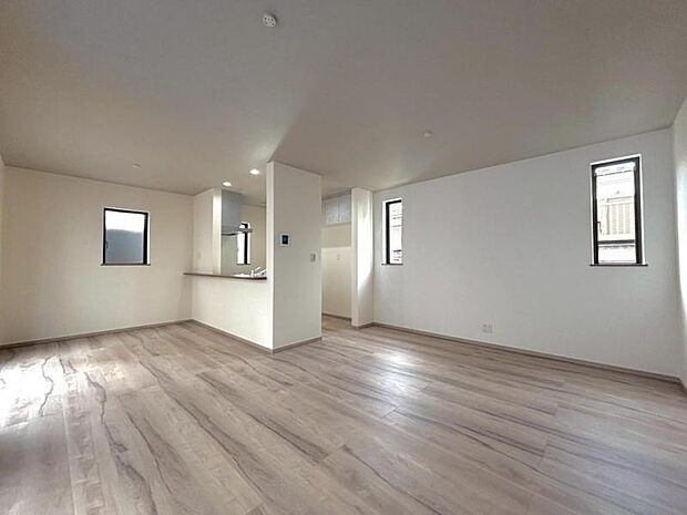 くつろげるリビングは話に夢中になりすぎて、ついつい時間を忘れてしまう。そんな束の間の幸せを感じさせてくれる場所です。