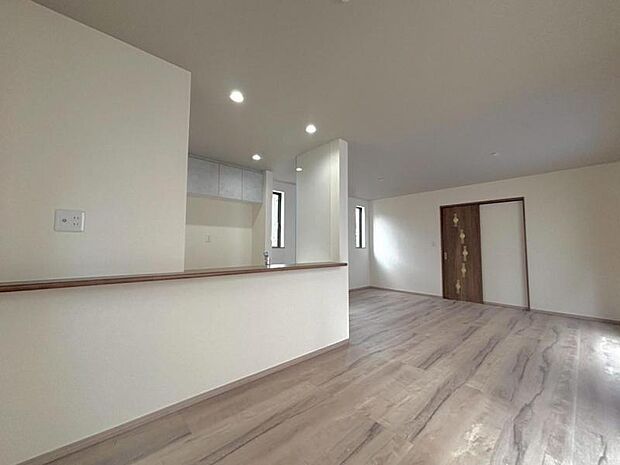 家族はもちろん友人たちもリラックス。仲間を呼び寄せる風通しの良い家。光と風が通るお部屋で充実した毎日を。