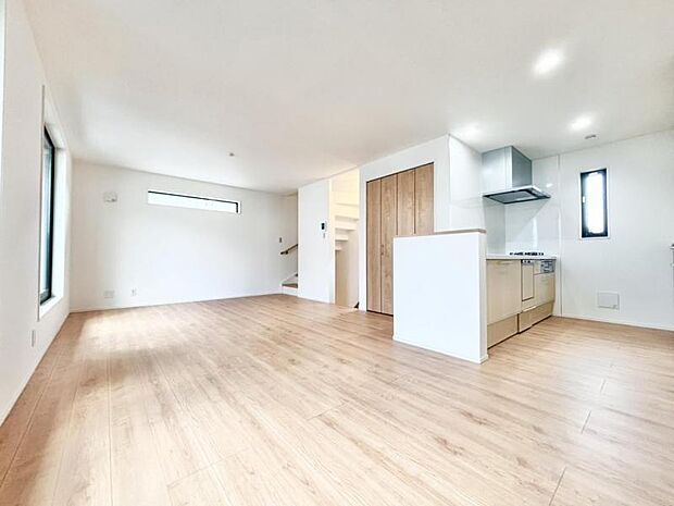 ソファーやダイニングテーブルを置いてもゆとりあるＬＤＫ。家族みなさんで寛げる空間をぜひ現地で体感してみてください。