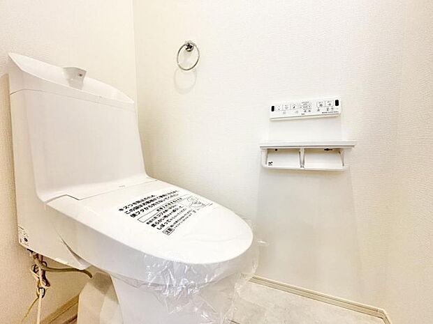 トイレは家の中に2ヶ所ございます。ご家族が忙しい朝も安心です。