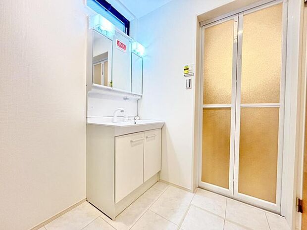 三面鏡の裏は機能的な収納を配置。コンセントも付いているため電動シェーバーや、電動歯ブラシも収納できます。