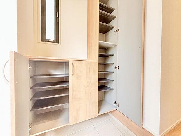 収納スペースを広く設けていますので、たくさんある靴もすべて収納していただけます。