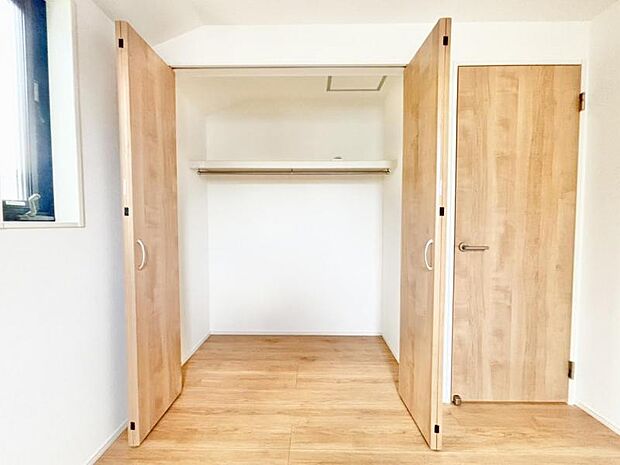 クローゼットは棚やハンガーパイプが付いており、スーツや上着などが収納可能です。