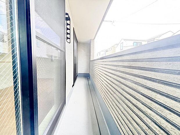 陽の光に照らされるバルコニーを、爽やかな涼風が吹き抜けていきます。