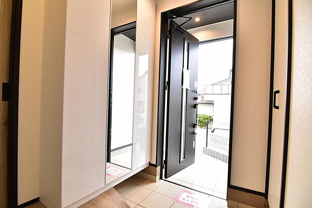 広々とした玄関で大切なお客様をお出迎え。明るく気持ちの良い玄関は気持ちが盛り上がります。シューズボックスについてる鏡は靴を履いた全身を写せるので、外出時の最終チェックに最適です。 