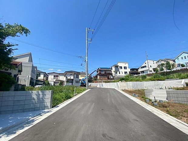 車通りの少ない道路で小さなお子様も安心。家と同じくらい周辺環境は大切なもの。図面だけでは分からない現地の雰囲気もご確認くださいませ。