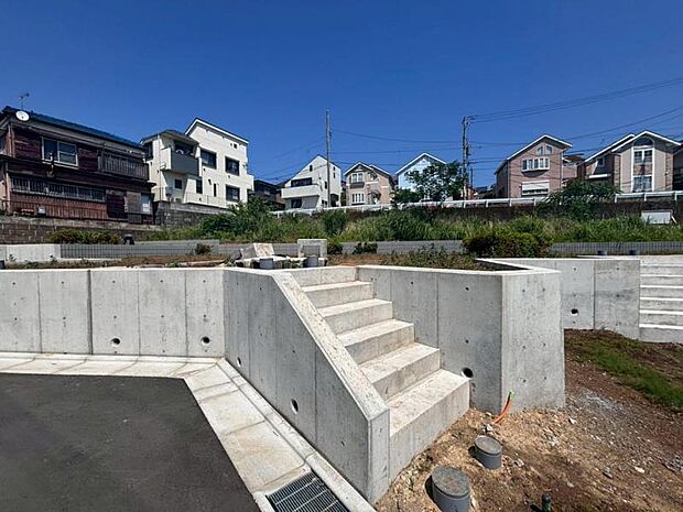 住宅地に位置する本邸宅は車通りもなくお子様にも安心です。是非、この開放感を味わってみてください。